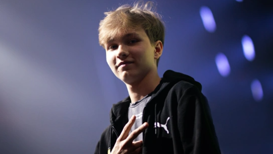 两者之间的 两者之间的