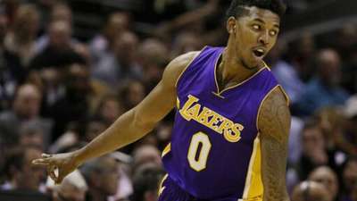 外野手前冲 外野手前冲